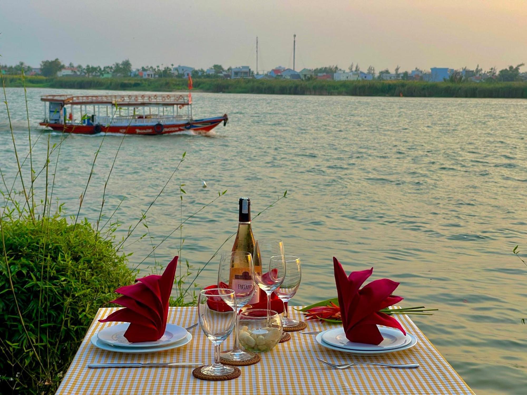 Bel Marina Hoi An Resort Экстерьер фото Sunset at the river
