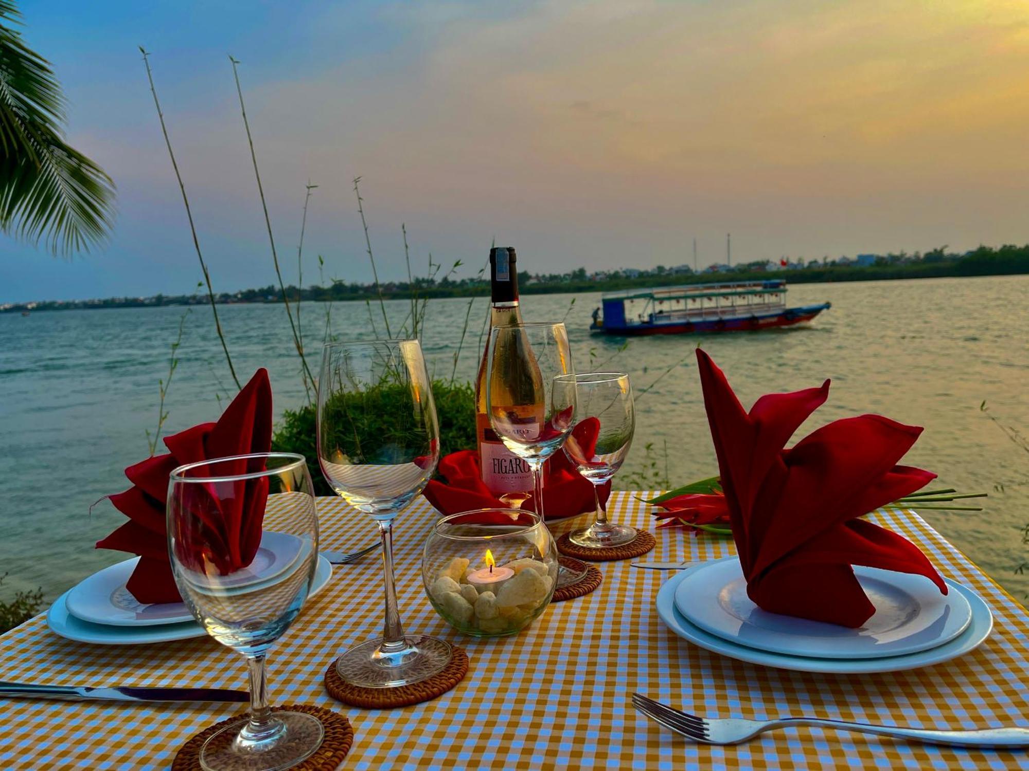 Bel Marina Hoi An Resort Экстерьер фото Sunset dinner at the beach
