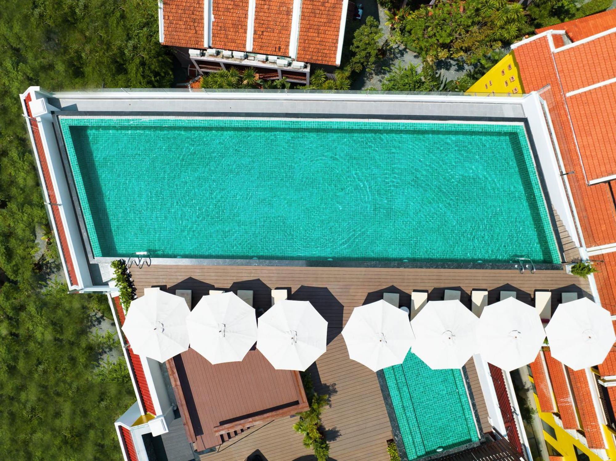 Bel Marina Hoi An Resort Экстерьер фото Aerial view of a rooftop pool