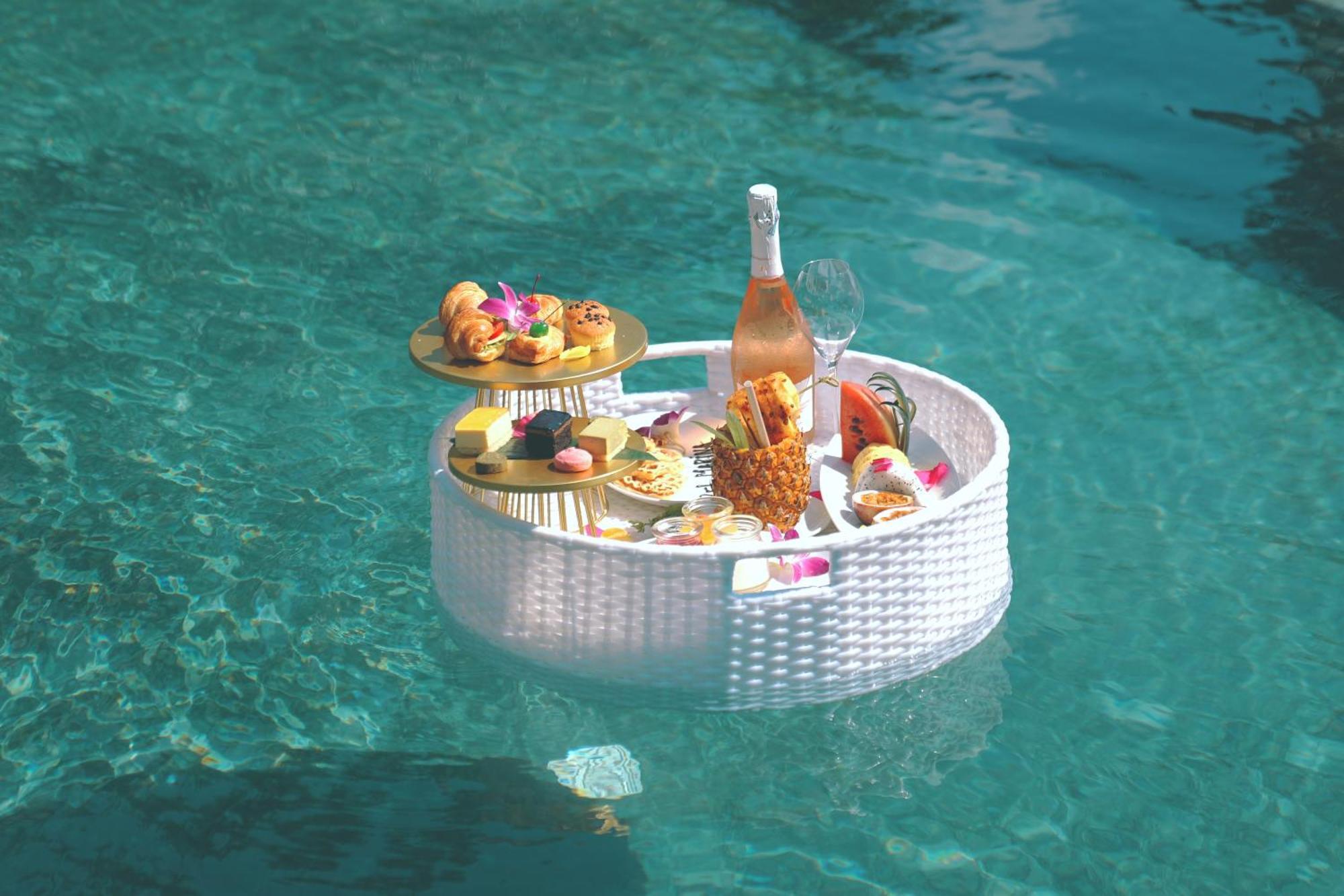 Bel Marina Hoi An Resort Экстерьер фото A floating poolside bar