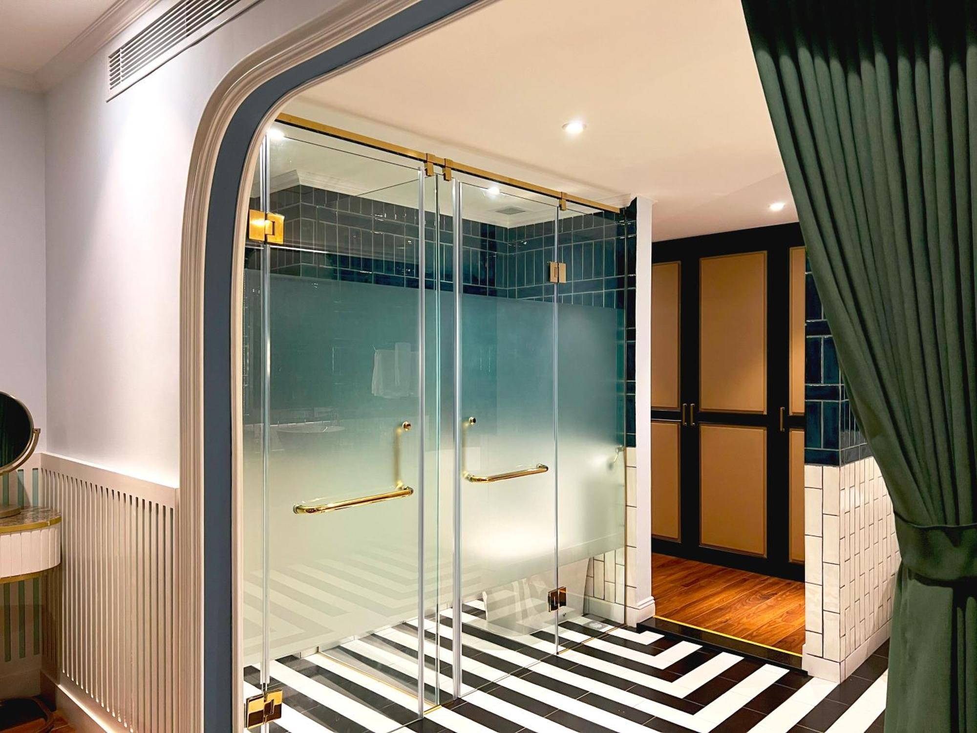 Bel Marina Hoi An Resort Экстерьер фото A shower enclosure
